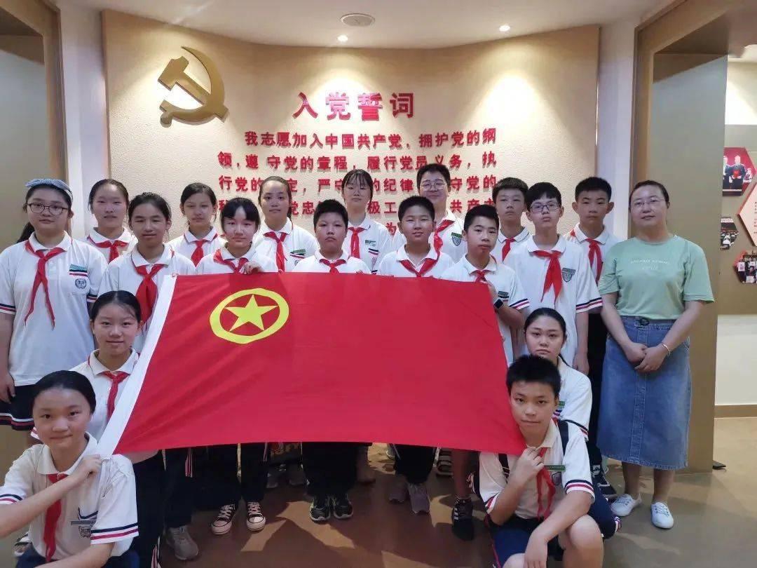 《疯狂的石头》：黑色喜剧中探索人生的疯狂